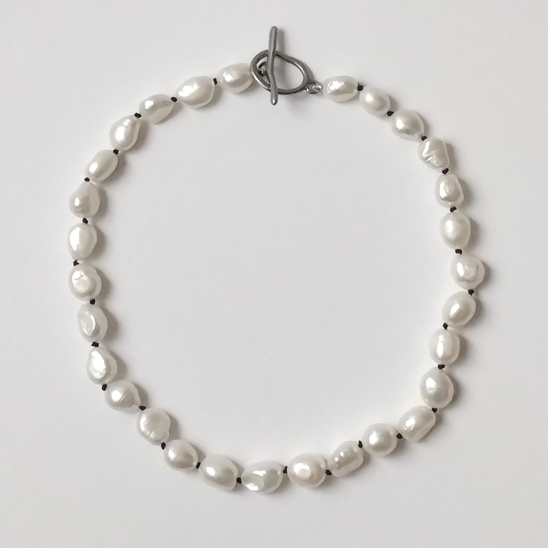 バロックパールカラーノットネックレス ブラックxシルバー｜淡水真珠 x シルクコード