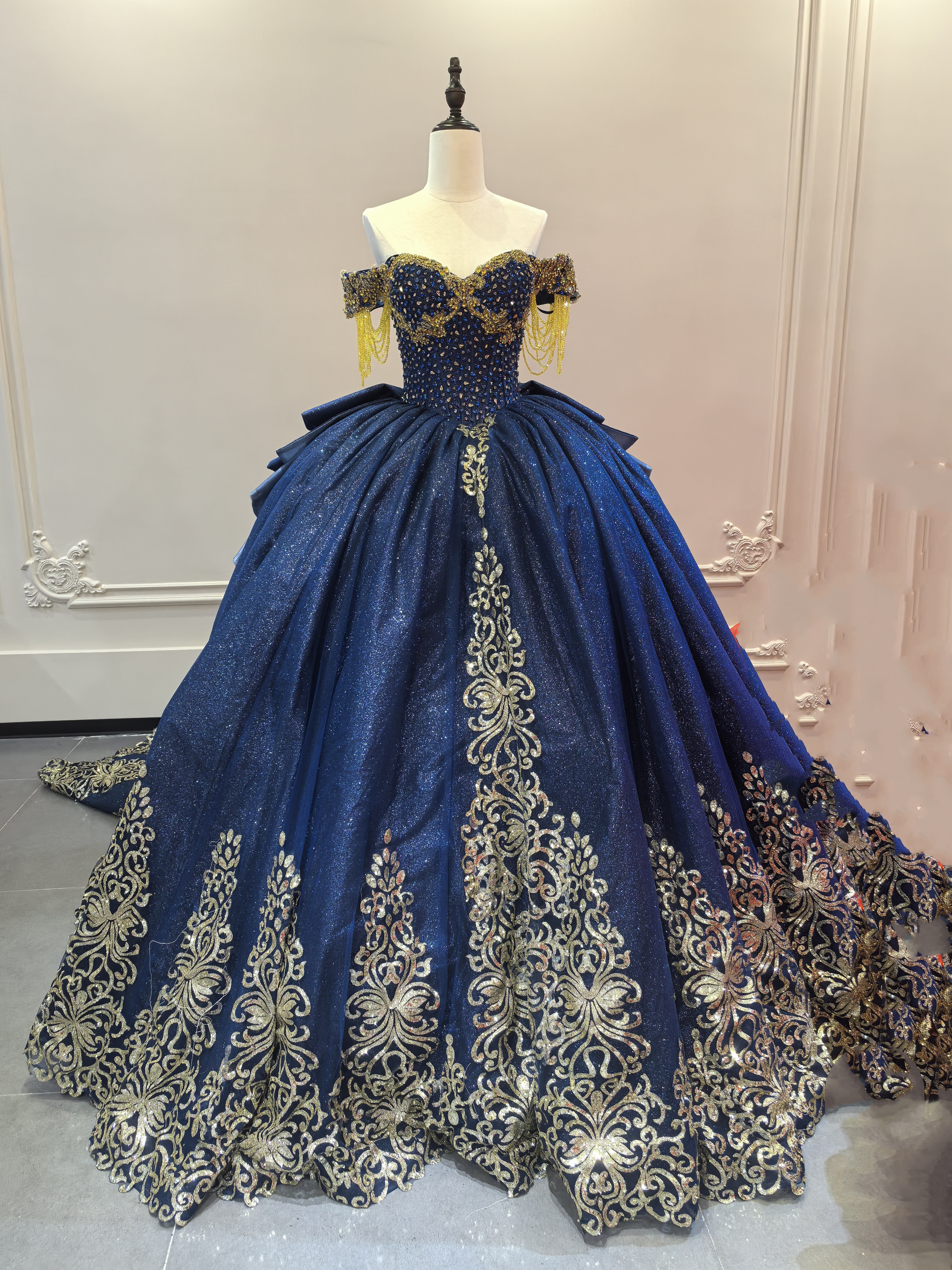 アメリカンテイスト  ゴージャススタイル キラキラビーズ上品な花レース カラードレス 刺繍柄のゴージャストレインK26