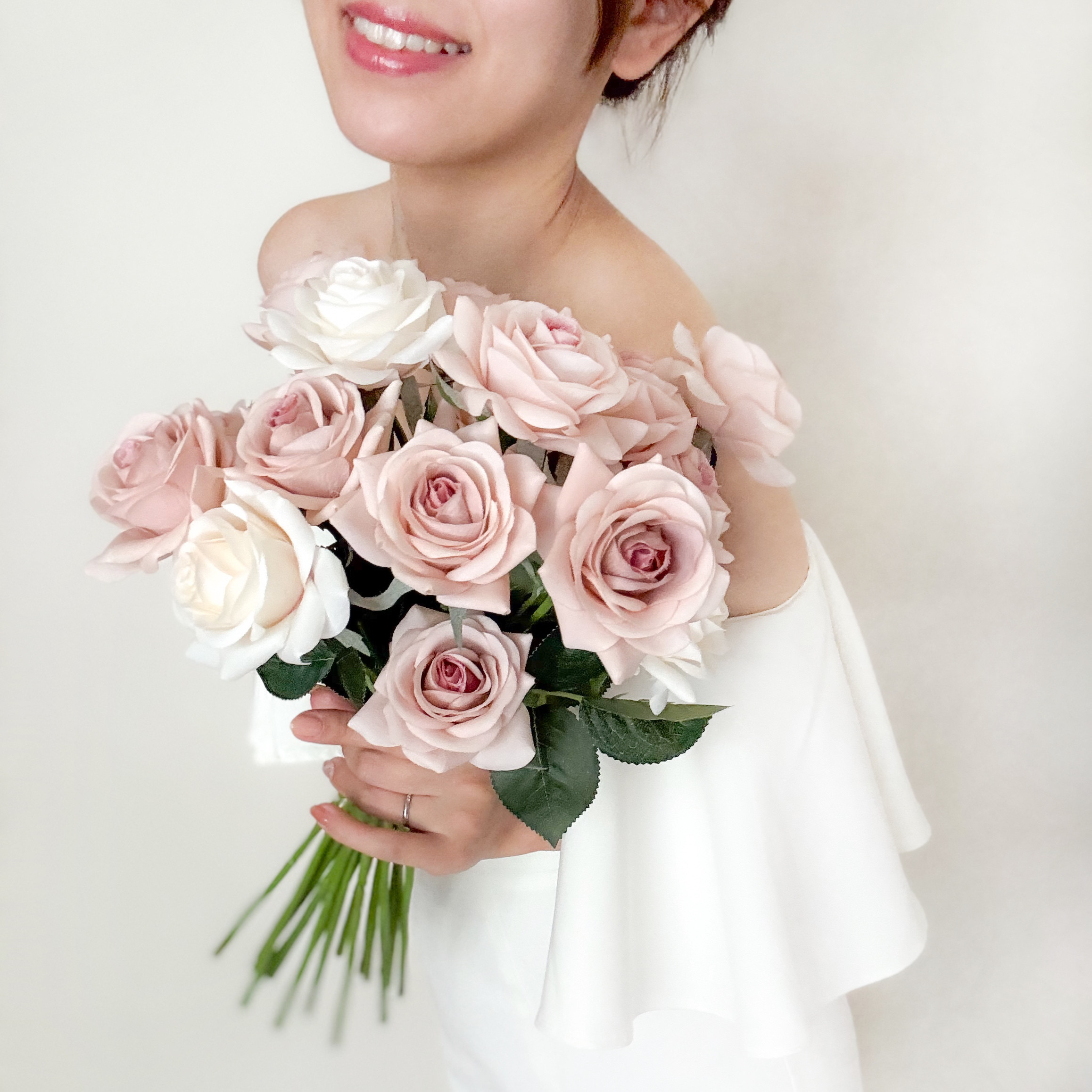 【レンタル／3泊4日】くすみピンク×ホワイト ブートニア付き　クラッチブーケ／造花／前撮り・二次会・挙式冬婚・春婚