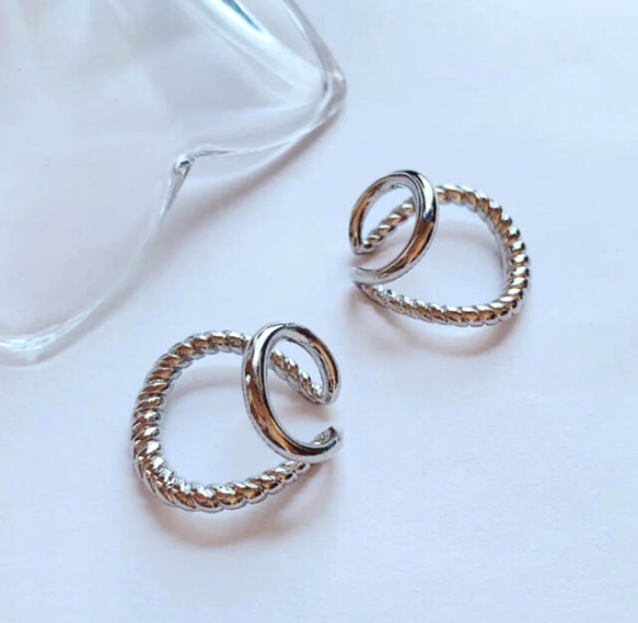 ❤️オススメセット❤️ 高品質イヤーカフ　２連  シルバー  ツイスト　両耳用♪ 1枚目の画像