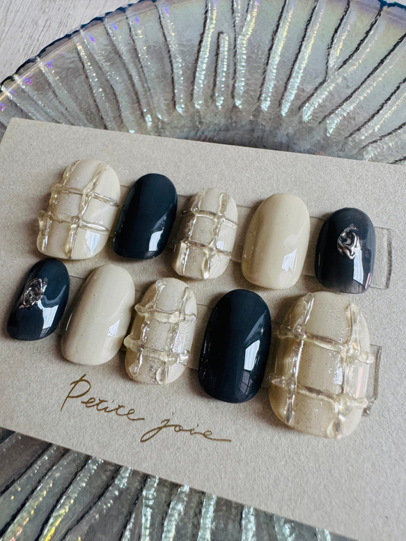 【人気作家のジェルネイル新作✨】冬に指先を彩るニュアンスネイルチップʕ•̫͡•ʕ•̫͡•ʔ 3枚目の画像