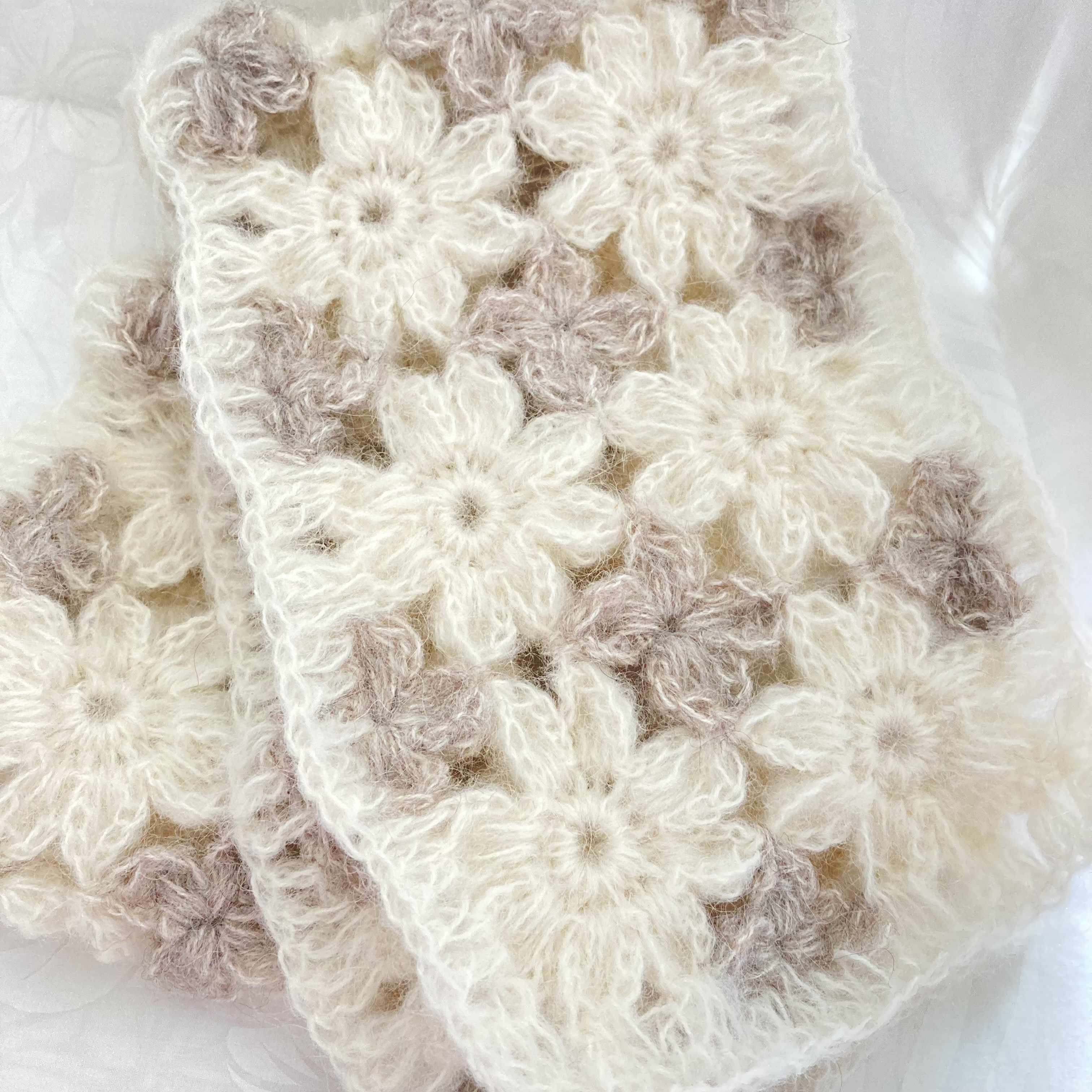 大人可愛いマフラー　お花もチーフ編（お花2列）ちくちくしないアルパカ75%オフホワイト×薄茶色