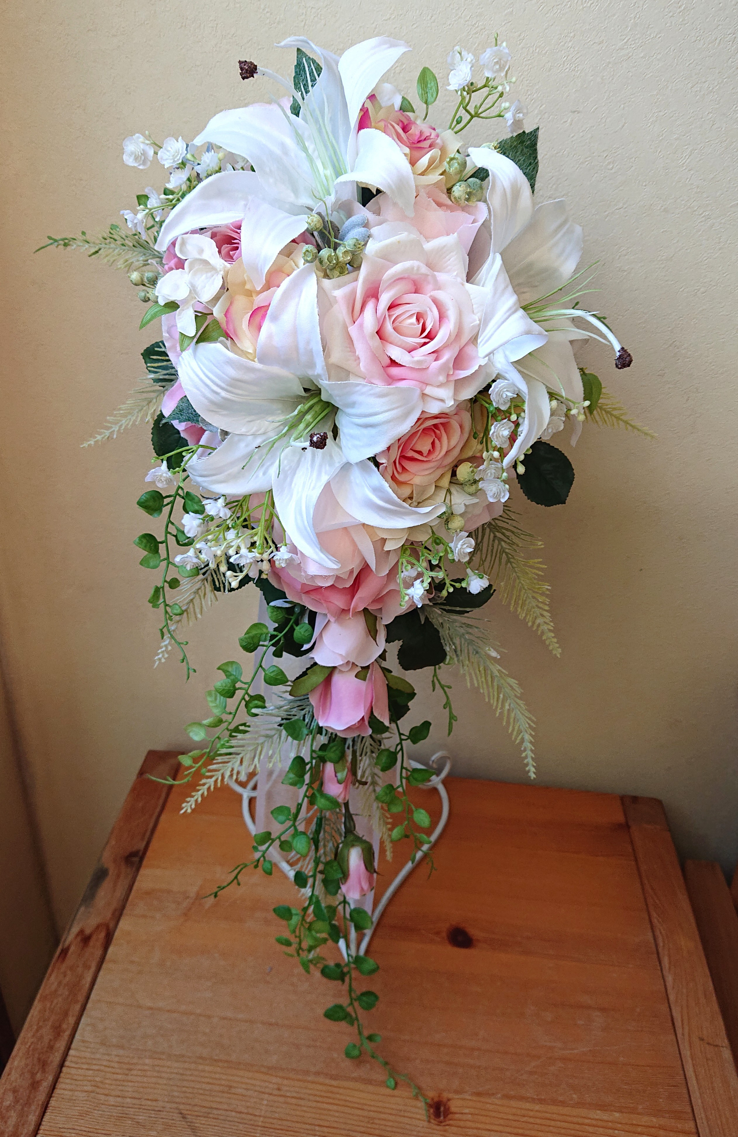 カサブランカのキャスケードブーケ。大人気♪ブートニア付き♪生花みたいに綺麗な造花です♪高品質なのに安い