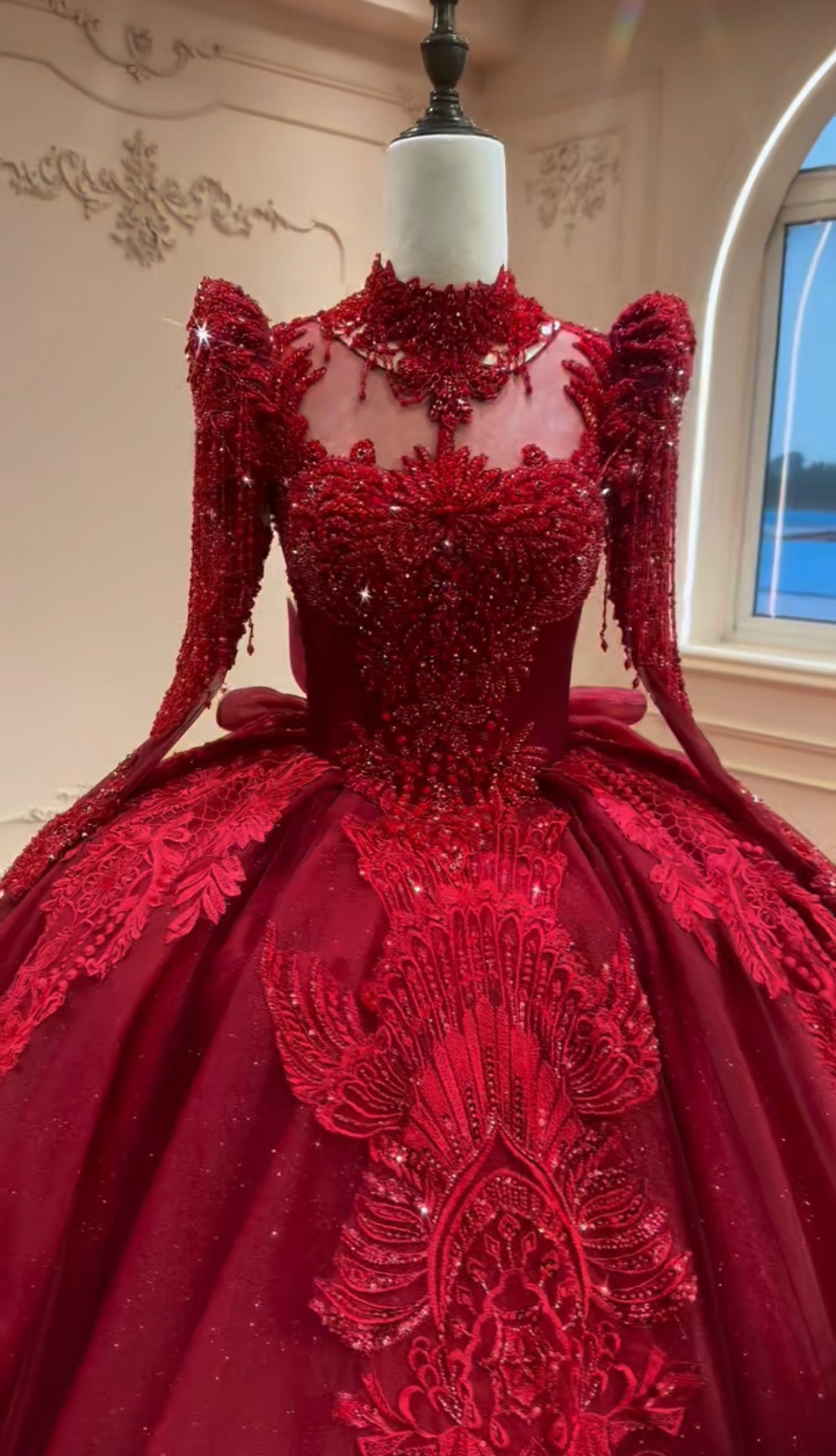 ラッフルスカート　フランスレース刺繍つき　編み上げ　シースルー長袖　エレガント上品優雅なカラードレス　コンテスト音楽会