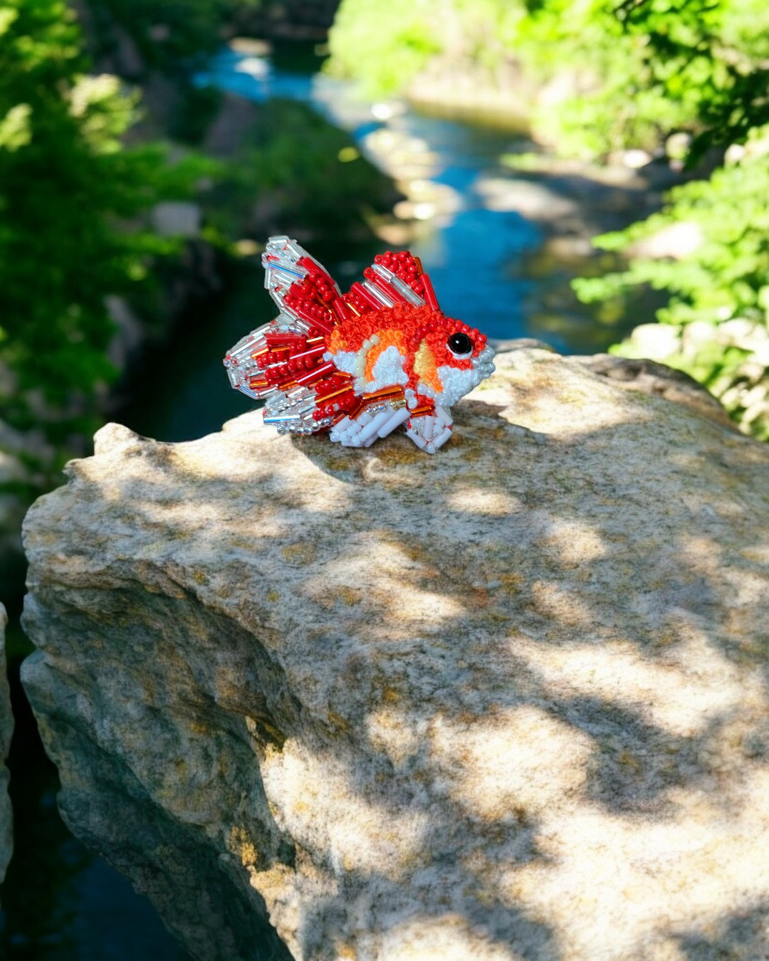 『近所の金魚さん』　カラフルビーズ刺繍ブローチ　【受注制作】