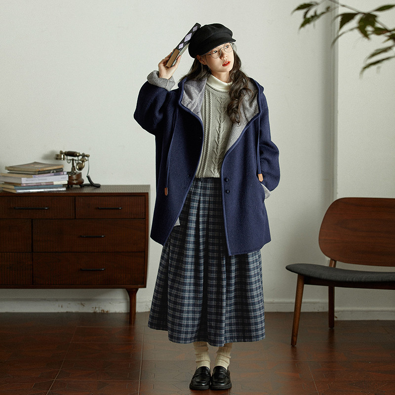 100%ウール深みのあるブルーが冬の景色に溶け込むミディアム丈コート。2色S567