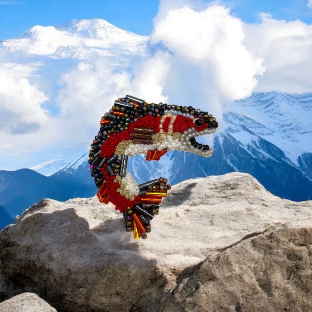 『シャケの驚きに満ちた日々』カラフルなビーズ刺繍ブローチ【受注制作】