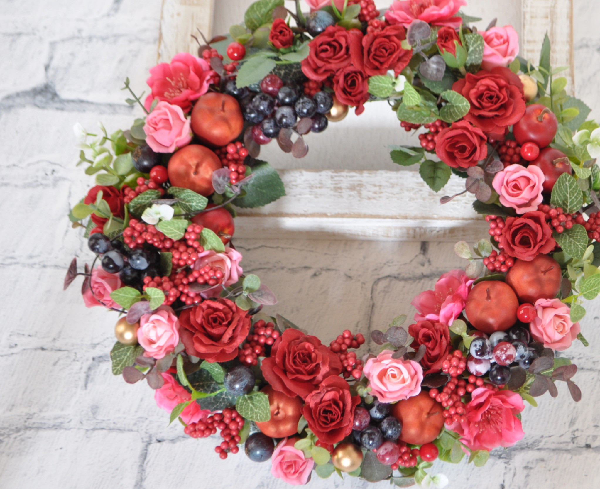 晩秋から冬へ　赤いバラのリース：クリスマスリース　りんご　ブドウ　バラ　赤 6,118円