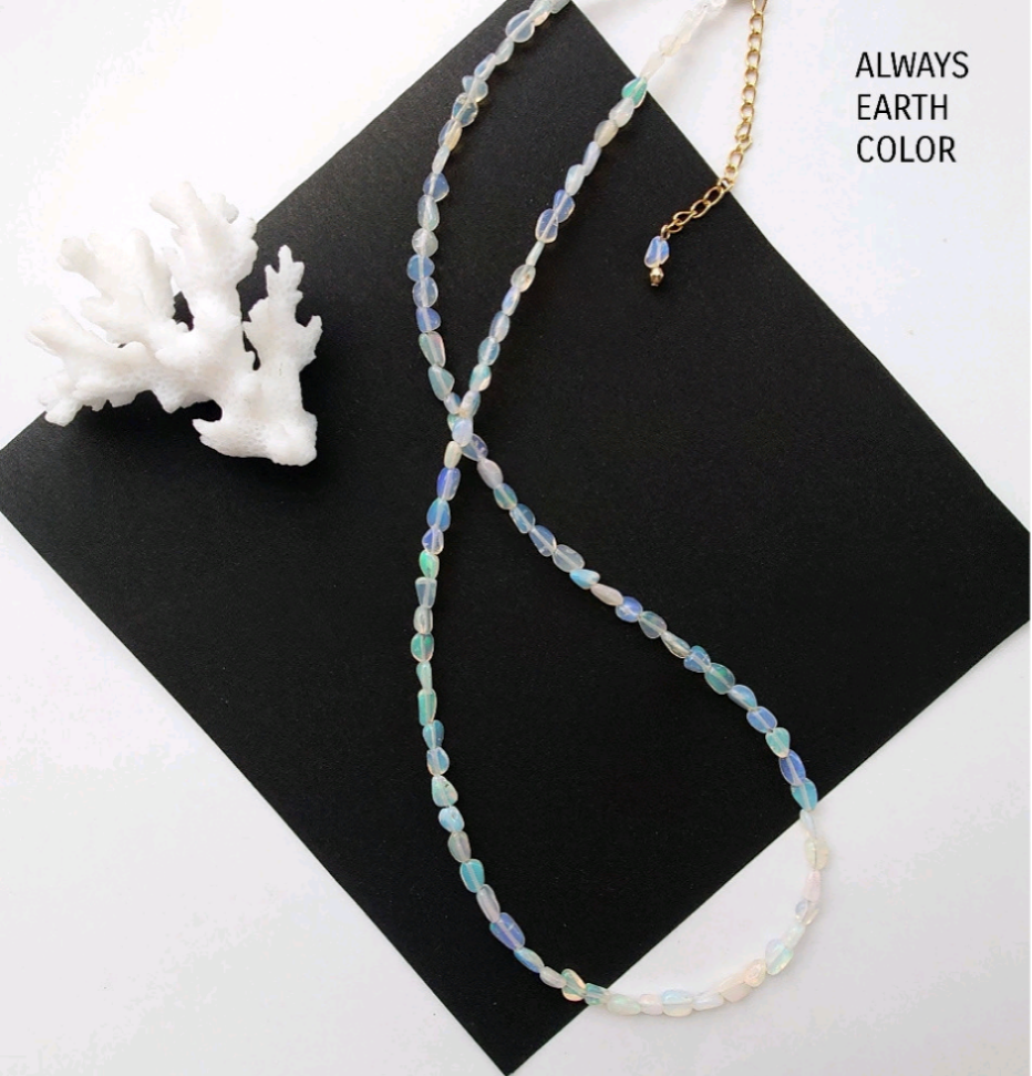 華奢で繊細なエチオピア産プレシャスオパールのミニタンブルネックレス♡mixカラーの遊色が美しいシンプルなネックレス♪