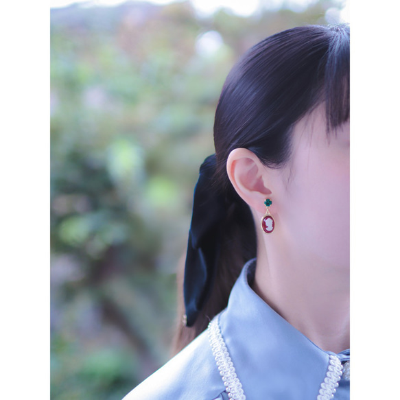 「 舞踏会 」イヤリング/ピアス*カメオ.スワロフスキー.ビジュー.キラキラ.チャーム.ゴールド.赤.緑.クリスマス* 2枚目の画像