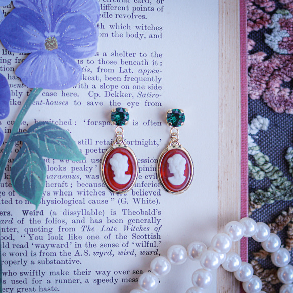 「 舞踏会 」イヤリング/ピアス*カメオ.スワロフスキー.ビジュー.キラキラ.チャーム.ゴールド.赤.緑.クリスマス* 3枚目の画像