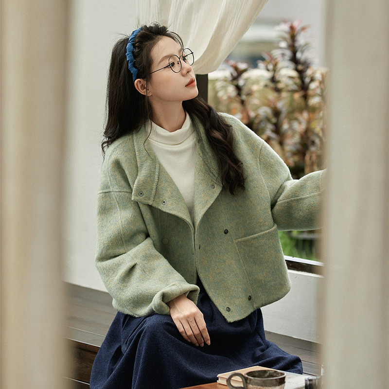 ほのかなミントグリーンが冬の光に映える、ウールのショートジャケット。S569