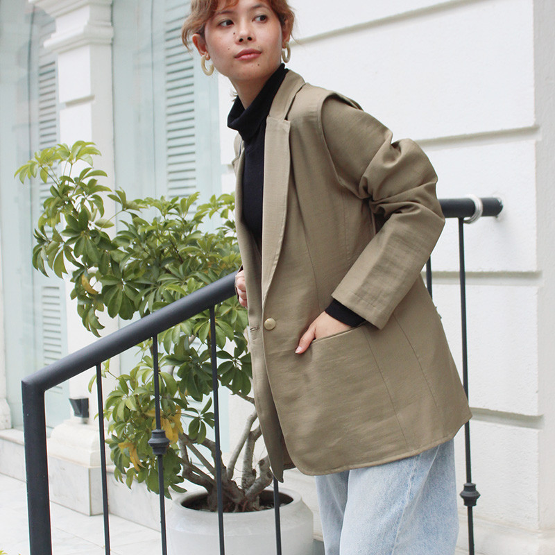 秋の新作◉ キレイめにもカジュアルにも◉普段使いのテーラードジャケット　カーキ