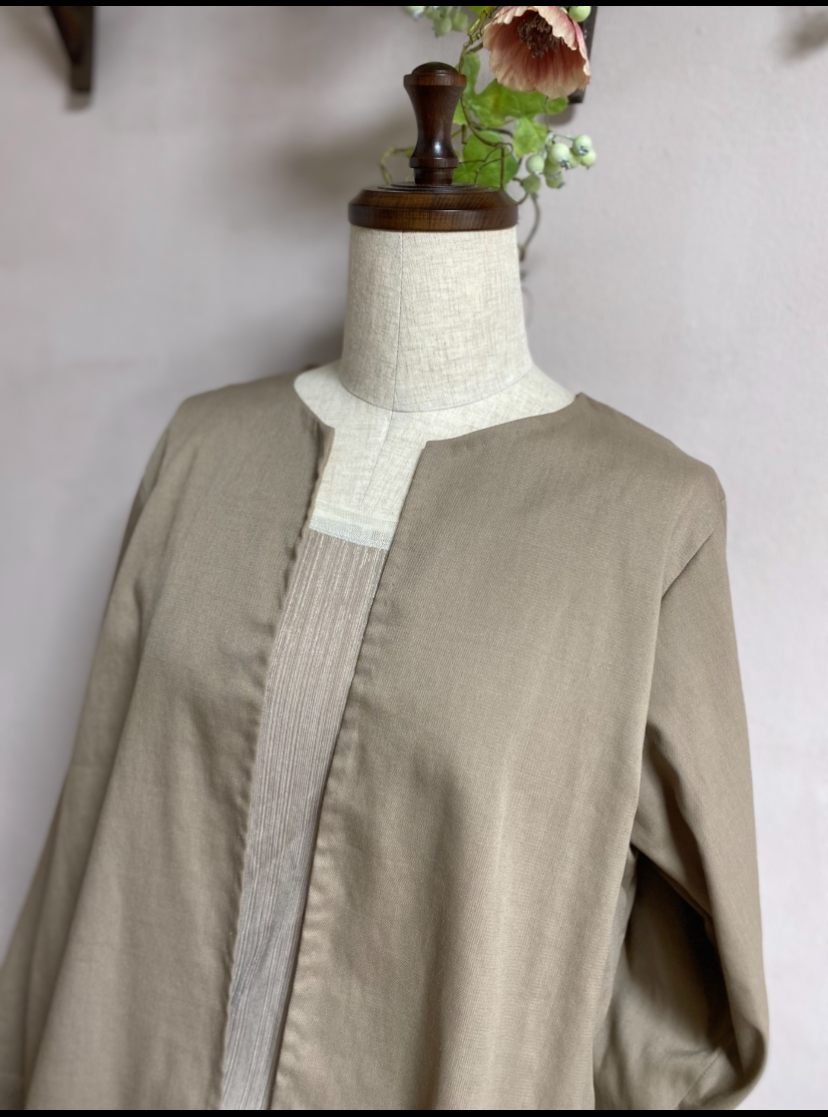《大きいサイズ》ちょっと長めのバックペプラムノーカラージャケット　ベージュ　Ｌ•ＬＬ•１３号対応のワンサイズ
