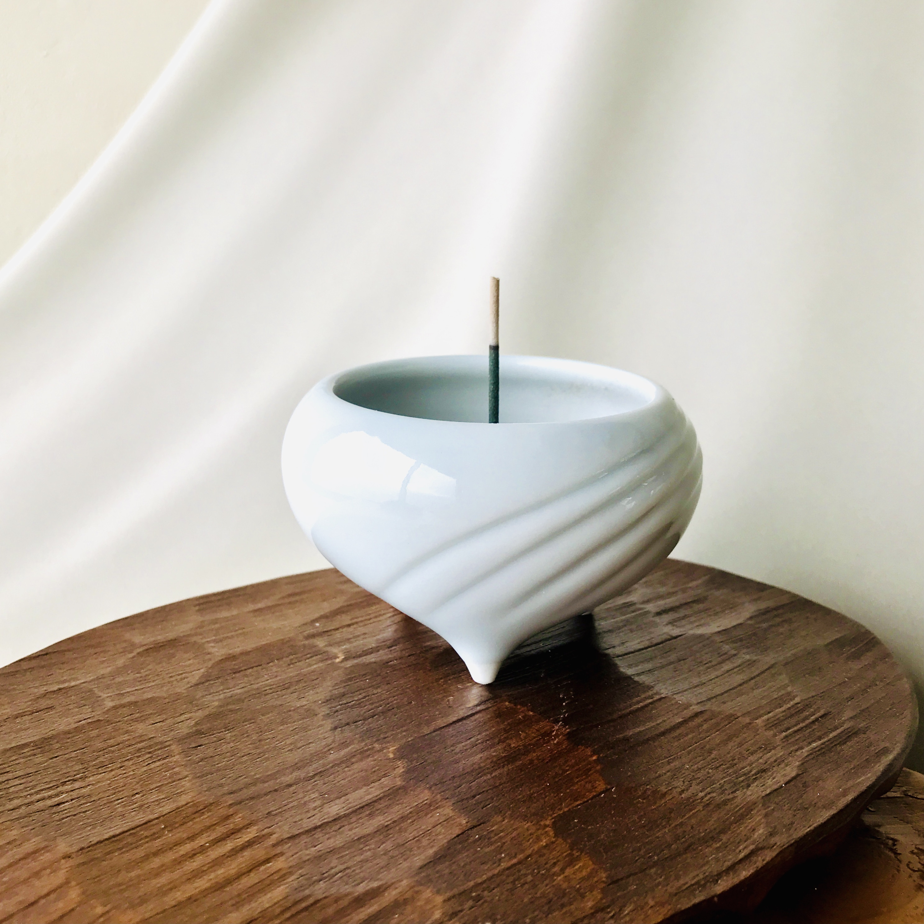 白磁香炉　＜三つ足・お線香立て・香立て＞直径８.９㎝