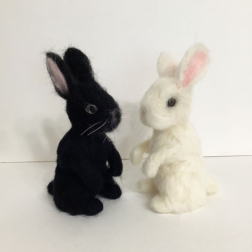黒ウサギ&白ウサギ＊羊毛フェルト＊ 羊毛フェルト moco3871 通販