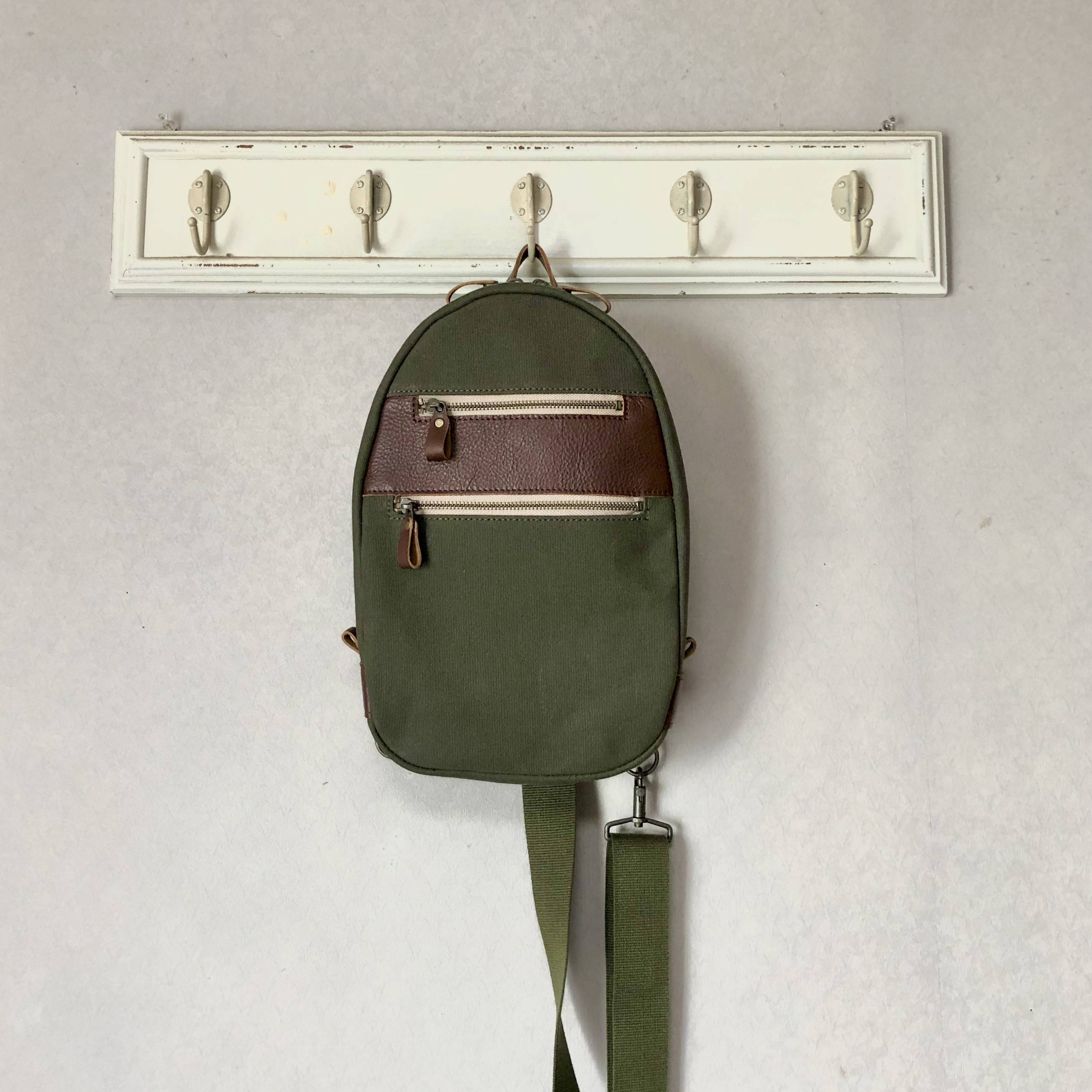 帆布&革のボディバッグ〈カーキ〉