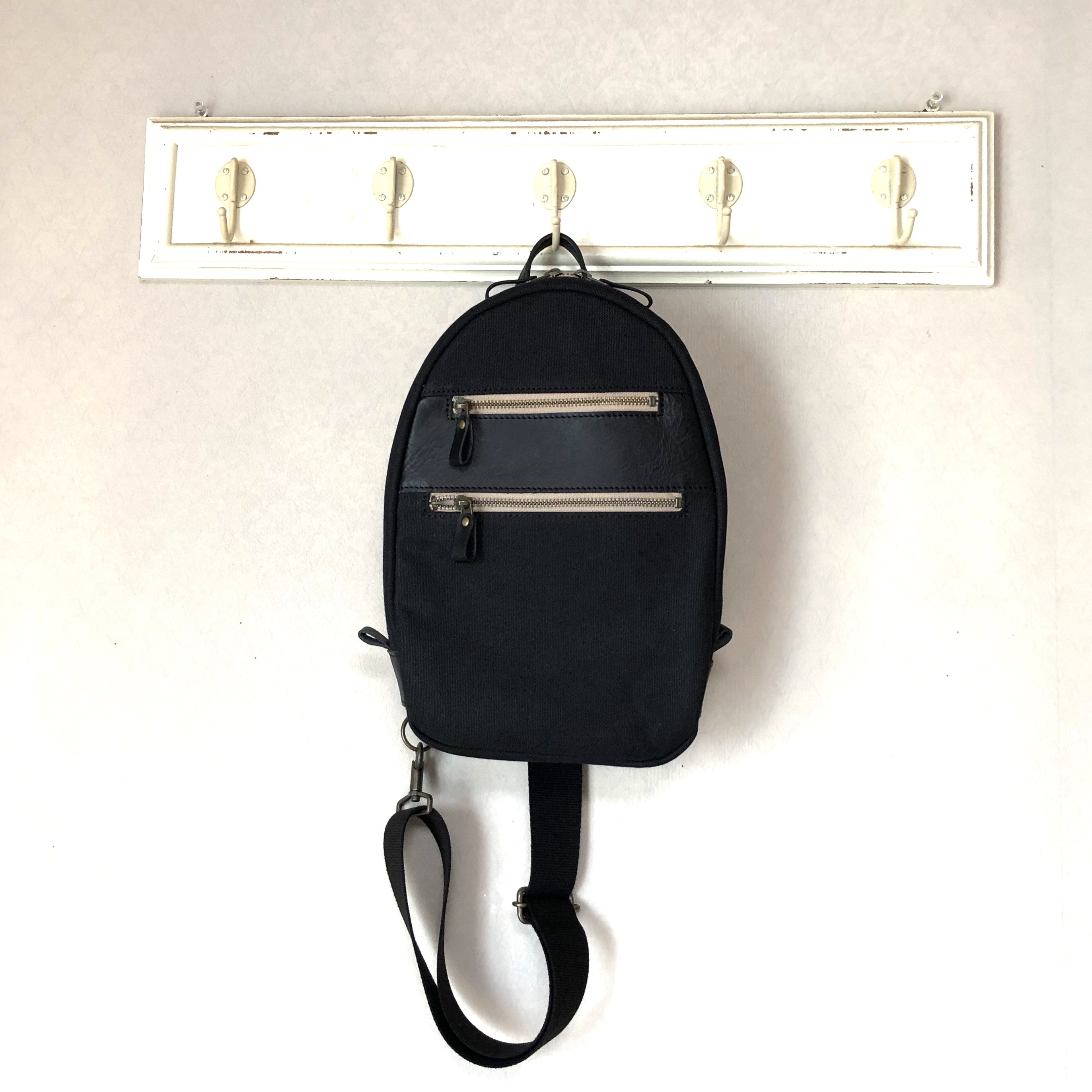 帆布＆革のボディバッグ〈ブラック〉