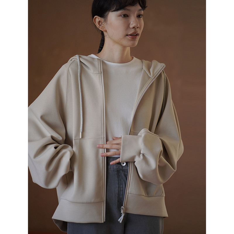 細部へのこだわりが光る、チーズカラーのシャドウチェックが織りなす立体感のあるフーディー。#800