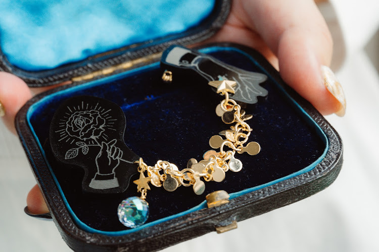 僕バラ アクリルアクセサリー アクリルブローチ　夜空アクセサリー　個性的/黒/手　冬の誕生花2025