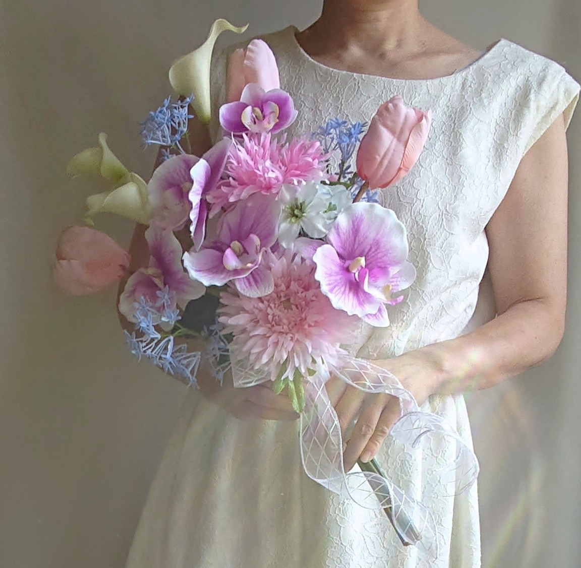 胡蝶蘭のぴょんぴょんブーケ。クラッチブーケ♪ブートニア付き♪生花みたいに綺麗な造花です♪高品質なのに安い