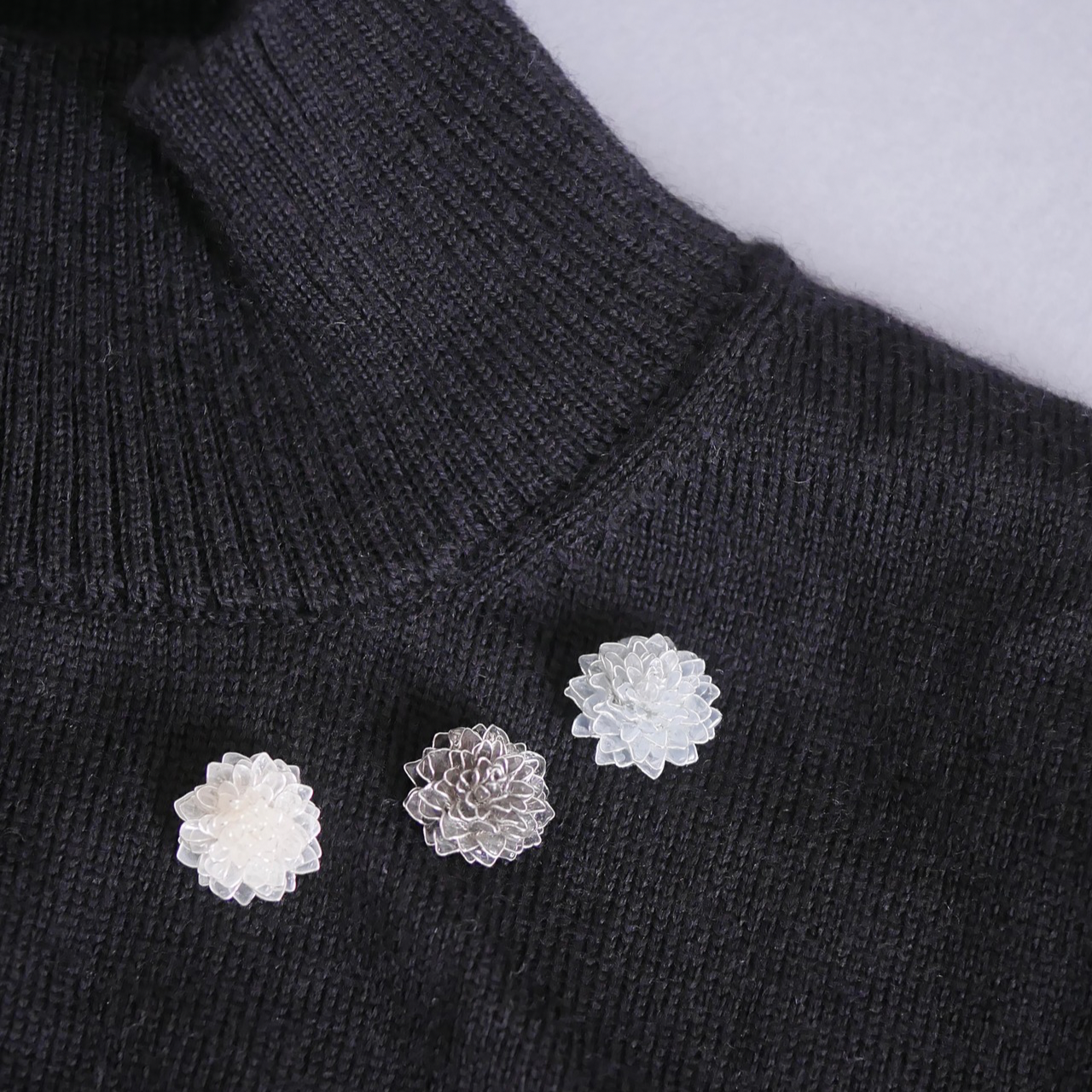 ダリアタックピン　ホワイト白　ディップアート　ディップフラワー