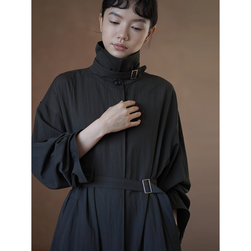 ベルト付きトレンチワンピース。しなやかな素材感とゆったりシルエットが、洗練された通勤スタイルを実現。#803
