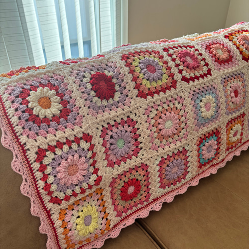 手編みブランケット/花モチーフ/グラニースクエア/カラフル/かぎ針編み