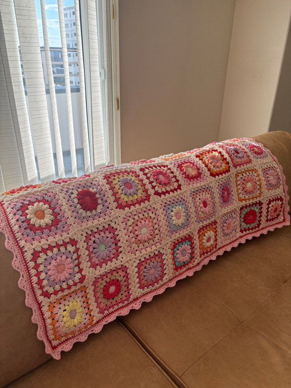 ぷっくり。お花モチーフ グラニースクエアブランケット 値下げ中‼️ グラニースクエア ブランケット マルチカバー ぷっくり