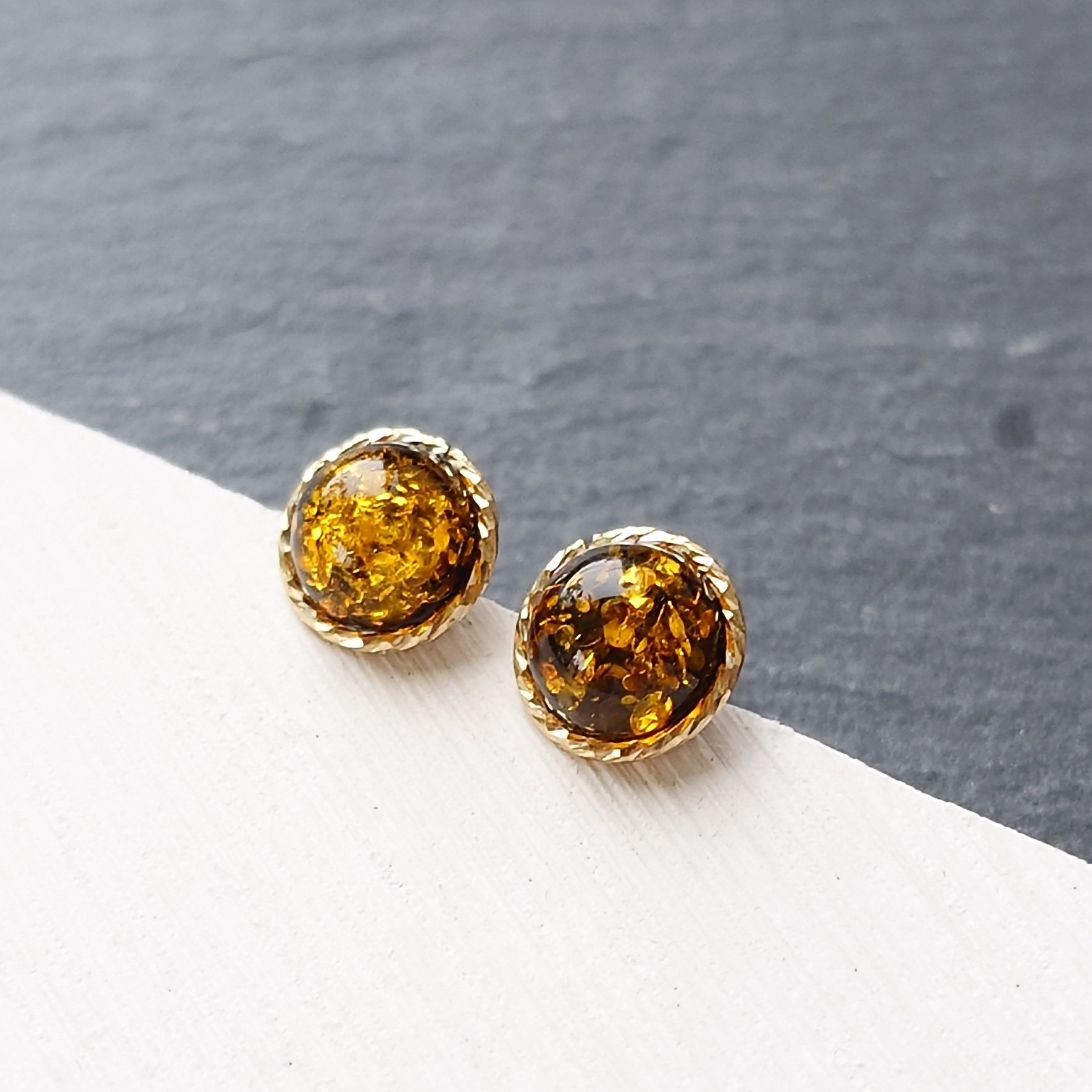 K10YG バルティックアンバーのスタッドピアス