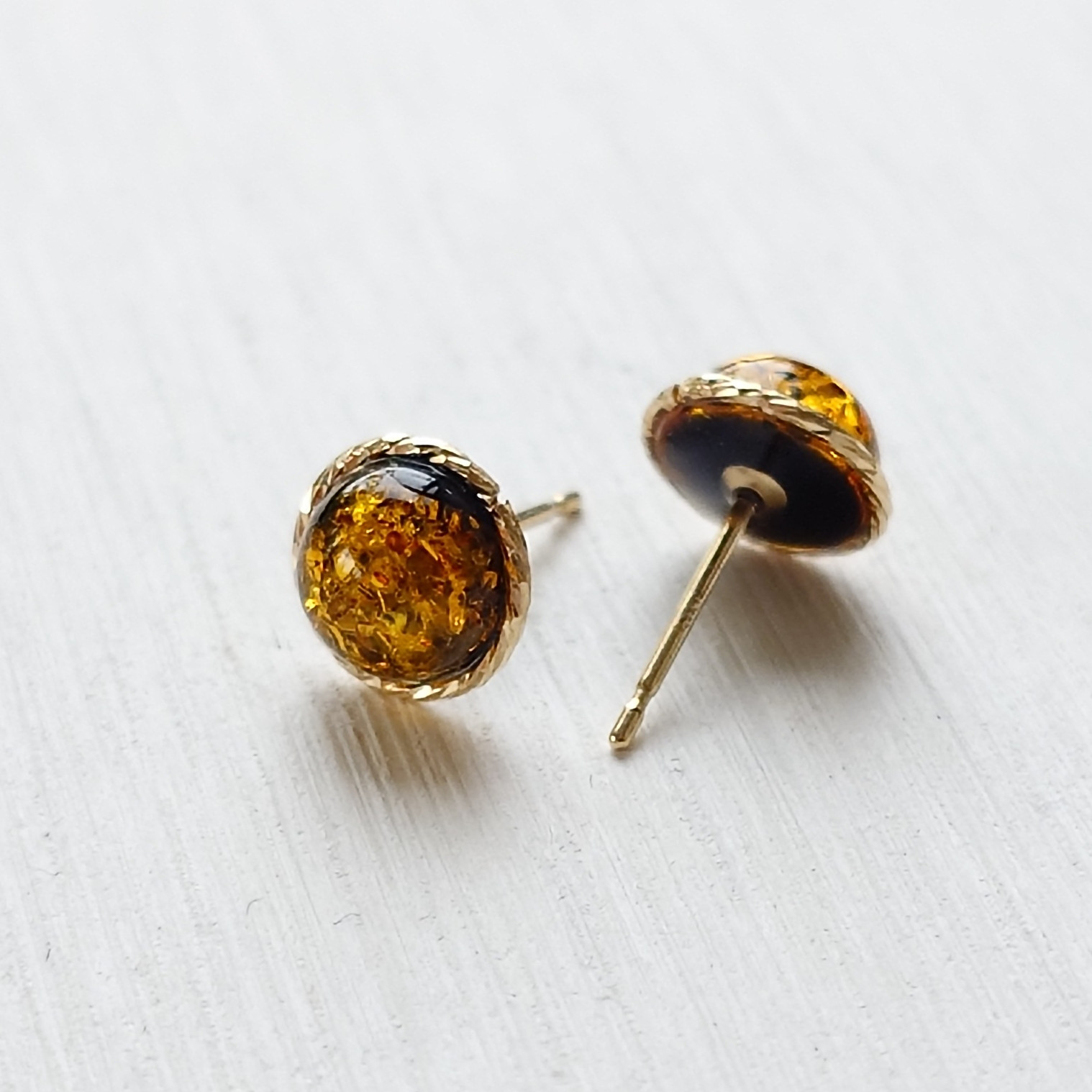 K10YG バルティックアンバーのスタッドピアス