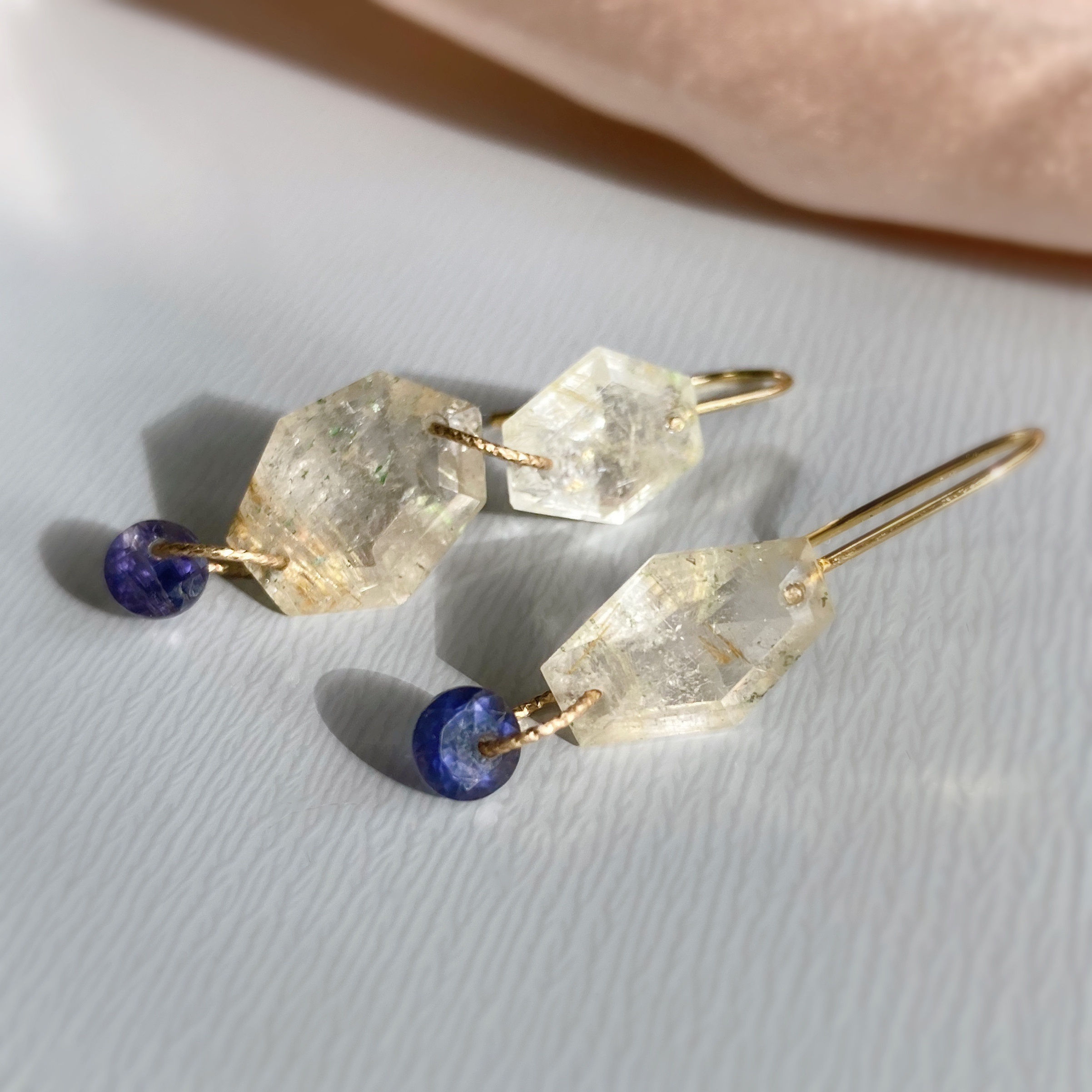 Prana gem drops✴︎ゴールデンルチルクォーツ✴︎アイオライト✴︎k14gf✴︎アシンメトリーピアス