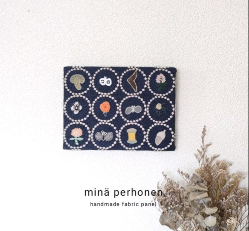 ミニ　ファブリックパネル　ミナペルホネン　インテリア　チョウチョ　タンバリン　ネイビー　北欧　スキップ　ポルカ　ボビン