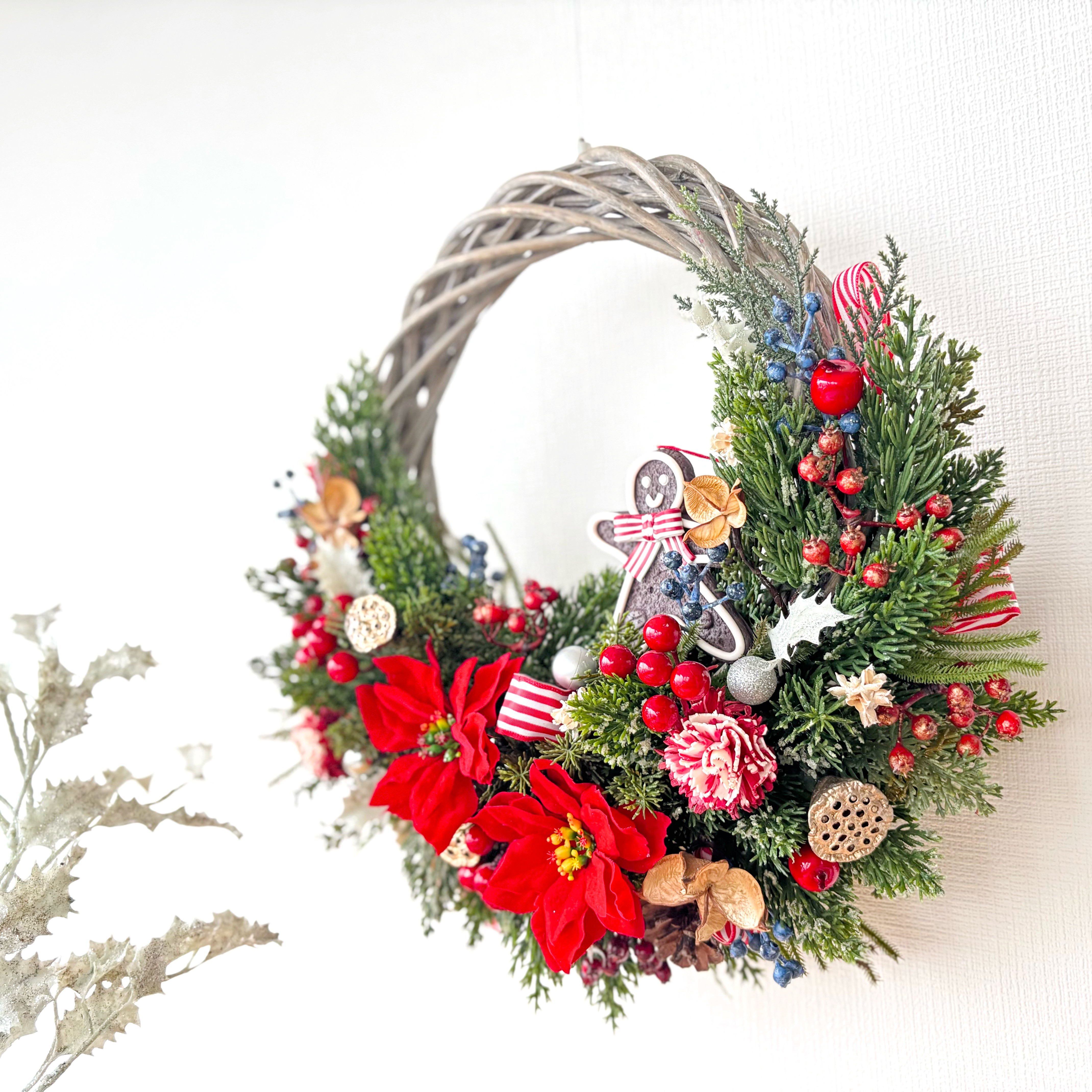 にぎやかクリスマスリース クリスマスハーフリース  40cm玄関リース ジンジャークッキーマン(オーナメント)