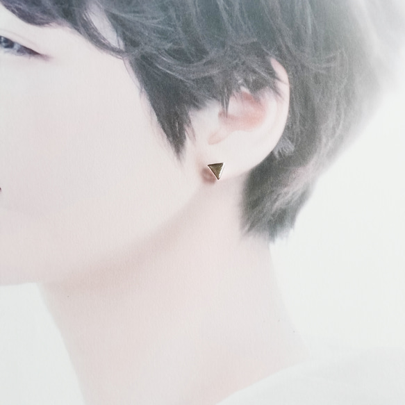 メタリックガラスの小さなピアス（クリアベース）（アレルギー対応ピアス／樹脂ピアス選択） 13枚目の画像