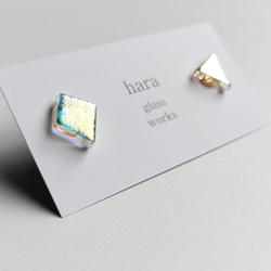 メタリックガラスの小さなピアス（クリアベース）（アレルギー対応ピアス／樹脂ピアス選択） 3枚目の画像