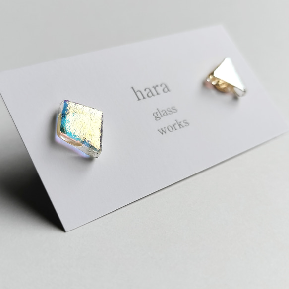 メタリックガラスの小さなピアス（クリアベース）（アレルギー対応ピアス／樹脂ピアス選択） 3枚目の画像