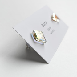 メタリックガラスの小さなピアス（クリアベース）（アレルギー対応ピアス／樹脂ピアス選択） 4枚目の画像