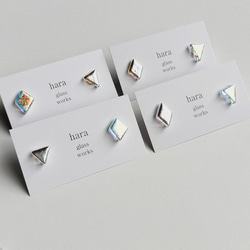 メタリックガラスの小さなピアス（クリアベース）（アレルギー対応ピアス／樹脂ピアス選択） 1枚目の画像