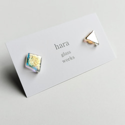 メタリックガラスの小さなピアス（クリアベース）（アレルギー対応ピアス／樹脂ピアス選択） 2枚目の画像