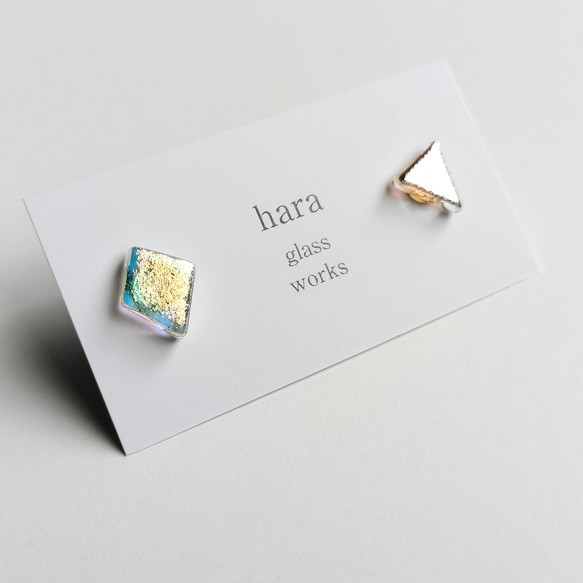 メタリックガラスの小さなピアス（クリアベース）（アレルギー対応ピアス／樹脂ピアス選択） 2枚目の画像