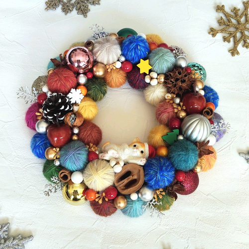 〔40〕毛糸玉リース クリスマスリース (ブルー系) カラフルでにっこり☆毛糸玉のクリスマスリース〜ごろ寝する猫サンタ