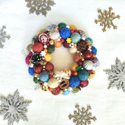 カラフルでにっこり☆毛糸玉のクリスマスリース〜ごろ寝する猫サンタ