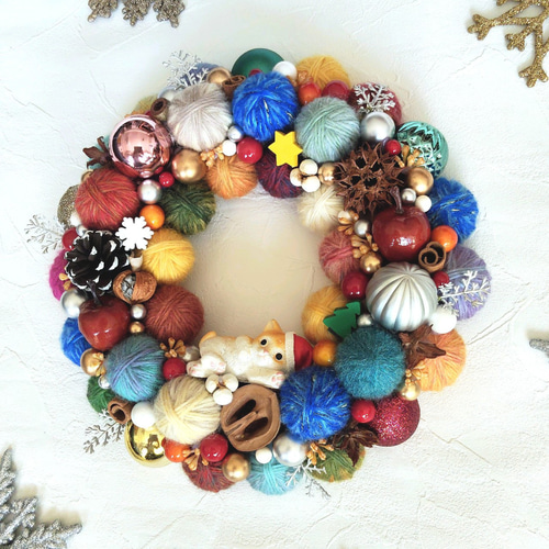 カラフルでにっこり☆毛糸玉のクリスマスリース〜ごろ寝する猫サンタ