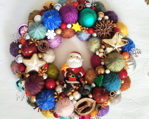 カラフルでにっこり☆毛糸玉のクリスマスリース〜星のステッキを持った