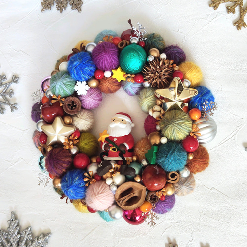 カラフルでにっこり☆毛糸玉のクリスマスリース〜星のステッキを持った