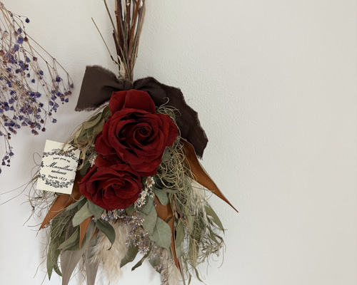 赤いバラのスワッグ ドライフラワー プレゼント 花束 秋 ウエディング