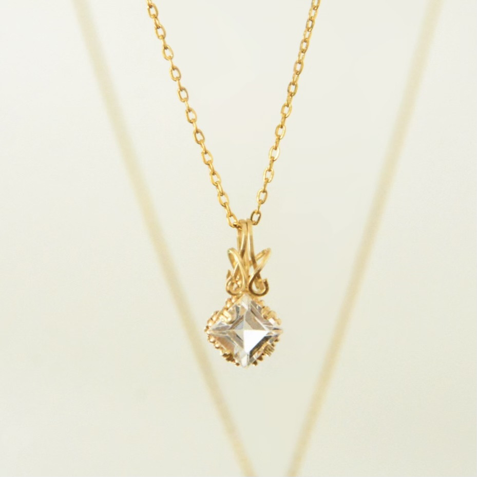 スクエアカット ホワイトトパーズの14kgfワイヤーペンダント