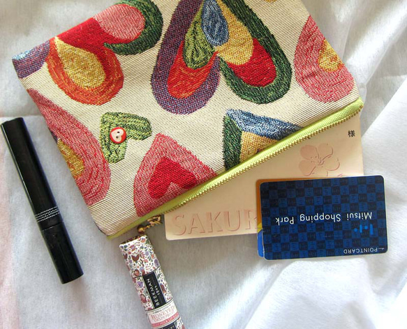 オランダ生地　ハートの愛いっぱいポーチ　ハートのボタン付き　通帳入れ　コスメいれ 6枚目の画像