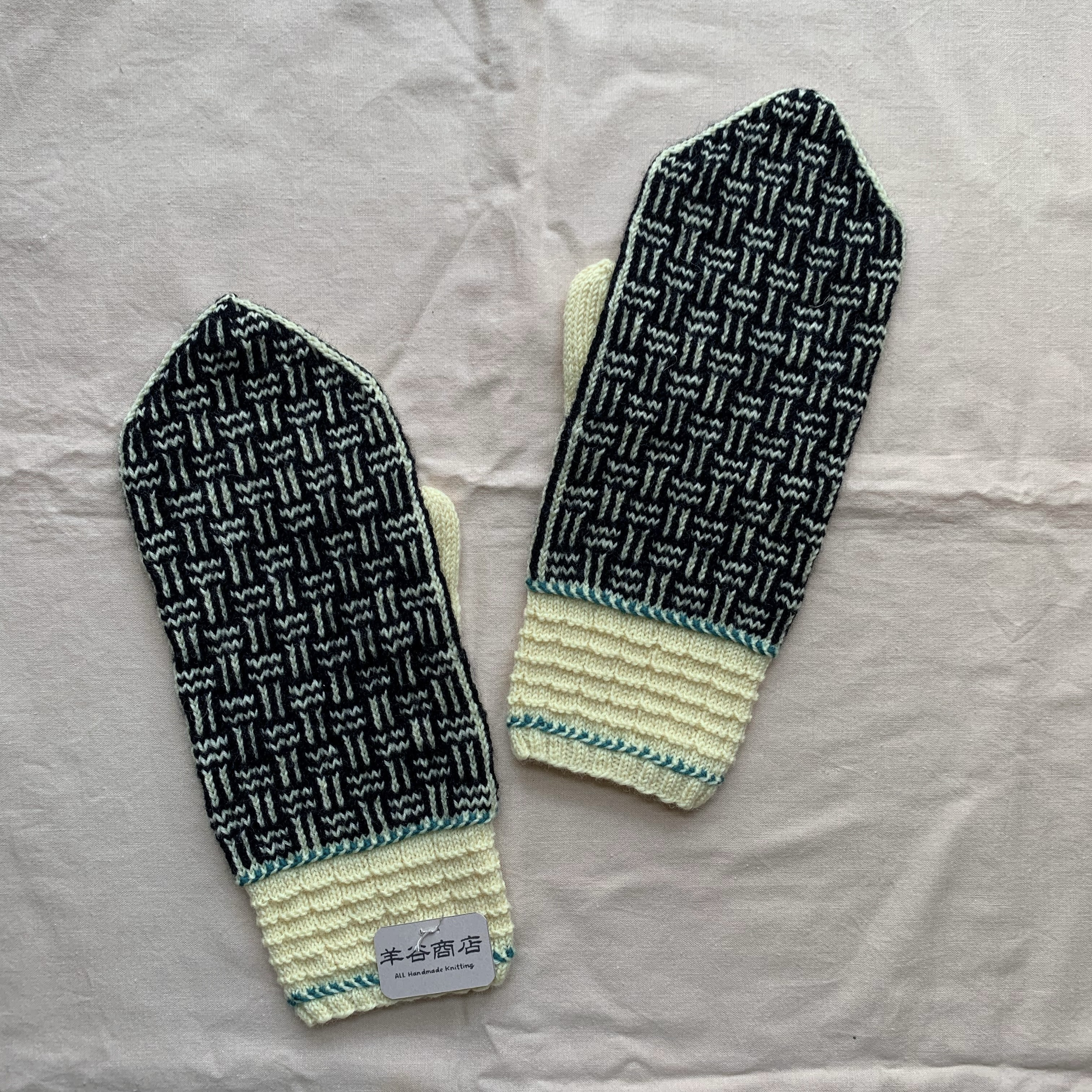 タイル模様のミトン／　クリーム×クロ